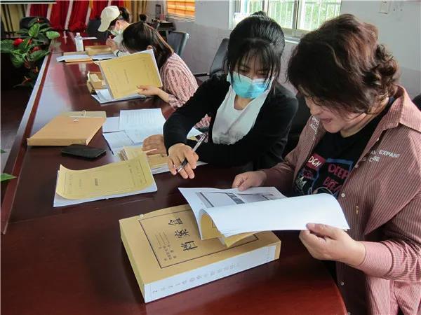 登封市教育局资助工作检查组莅临万羊中专检查(图5)
